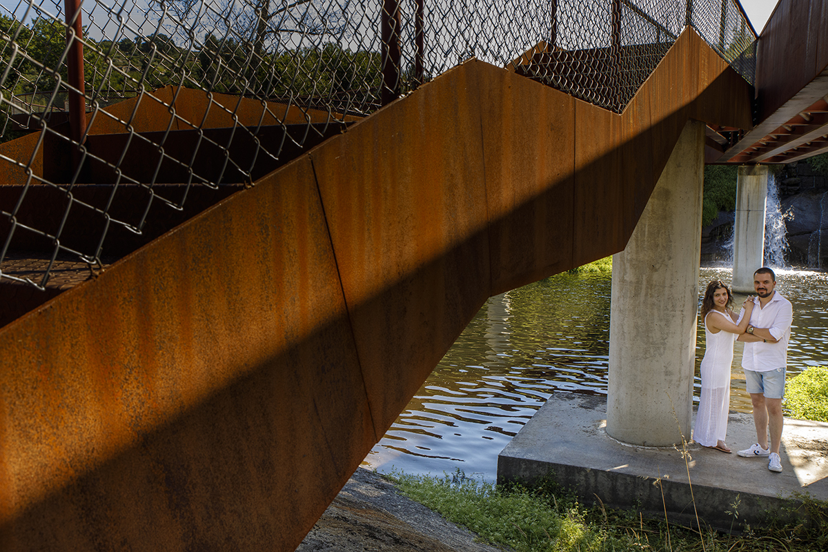 Junto ao pilar da ponte, lado a lado, observam a paisagem em silêncio.