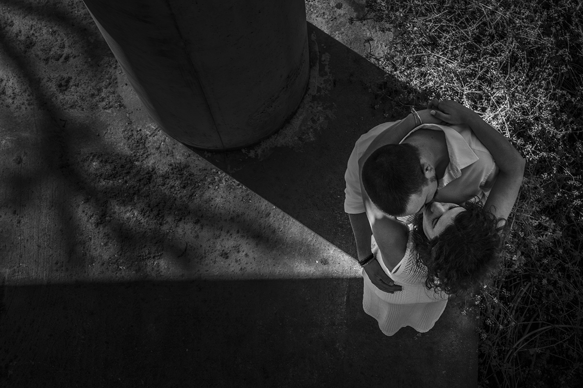 A preto e branco, beijam-se entre sombras e luz, no calor de um abraço.