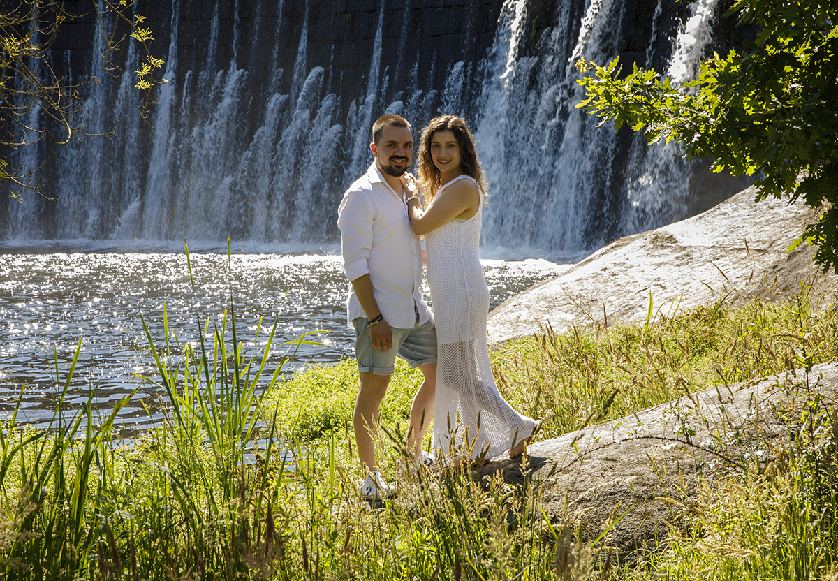 Sobre uma rocha, sorrisos e cumplicidade perante a grandiosidade da cascata.