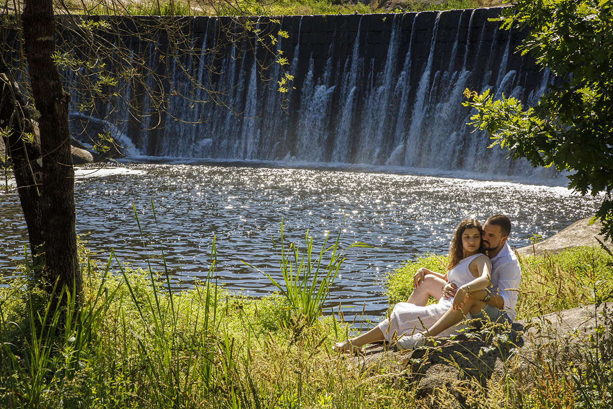 Com a paisagem completa, trocam um olhar calmo e doce.