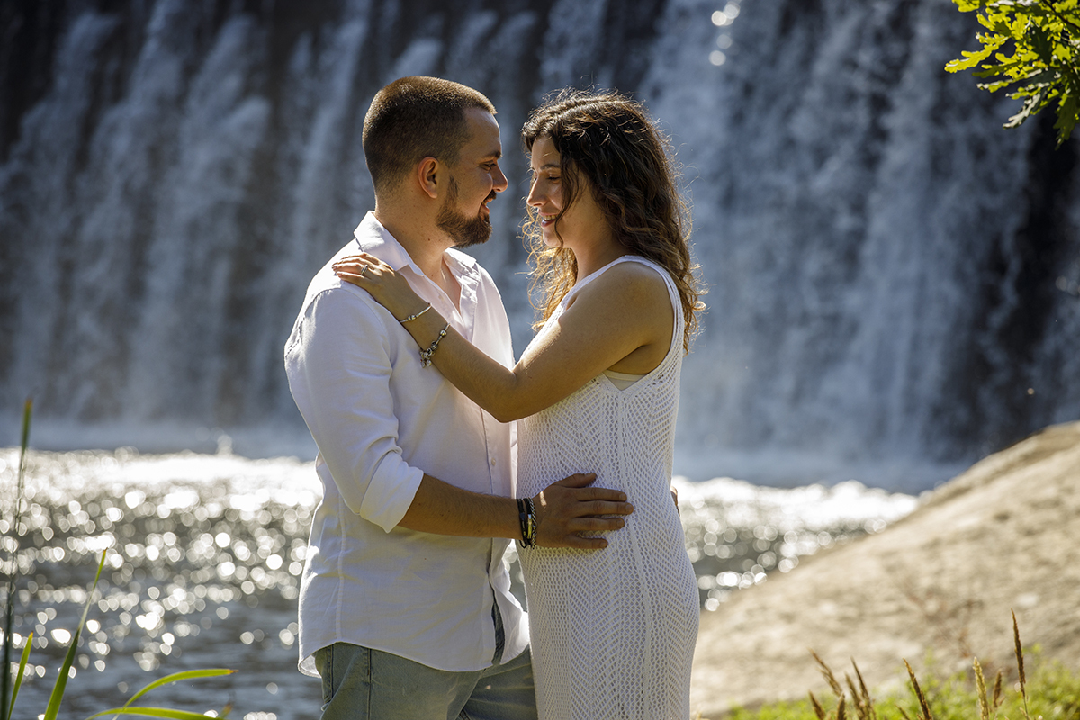 Num plano íntimo, Sandra toca o ombro de Rafael. Os olhares dizem tudo.