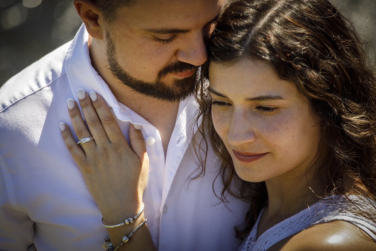 Ela observa serenamente. Ele, de olhos fechados, sente o toque suave perto do pescoço.