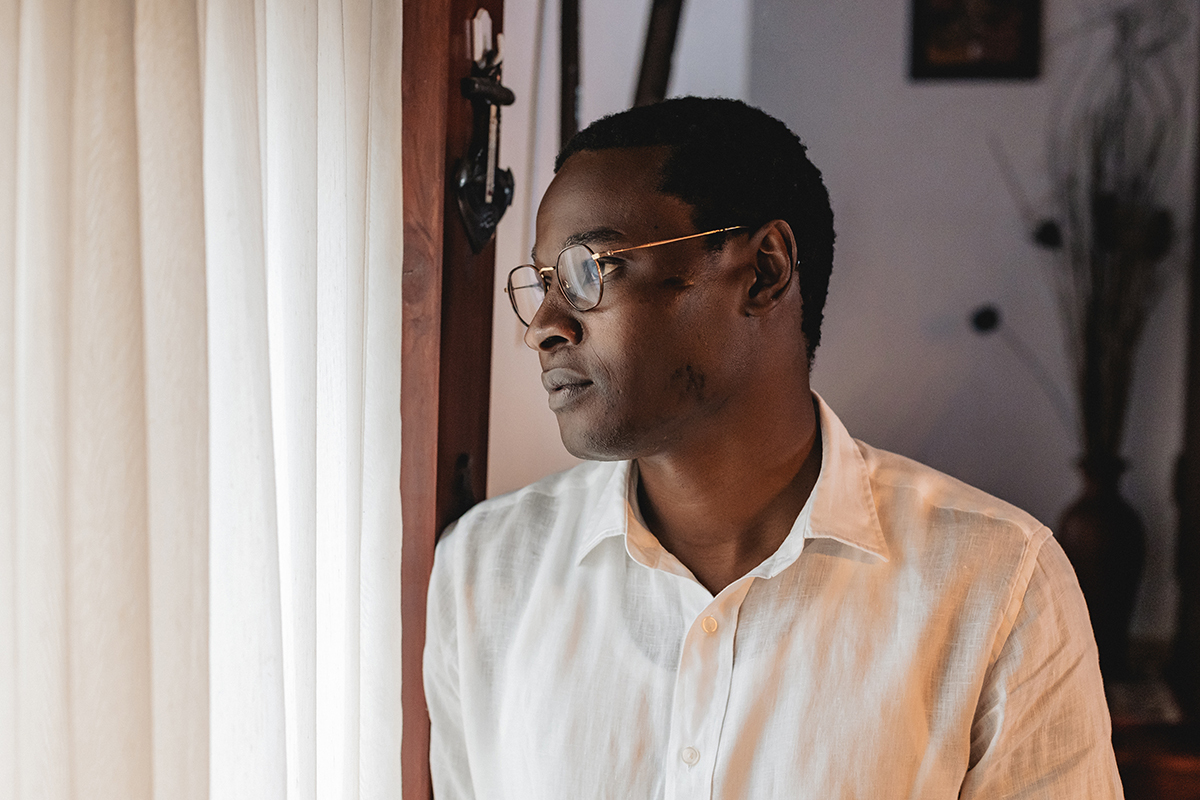 O noivo observa o exterior com serenidade, num instante de introspeção e preparação.