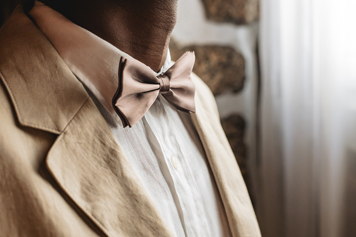 Um plano de pormenor que exalta a delicadeza e sofisticação, o laço do Hélder, elegantemente preparado para o grande dia.