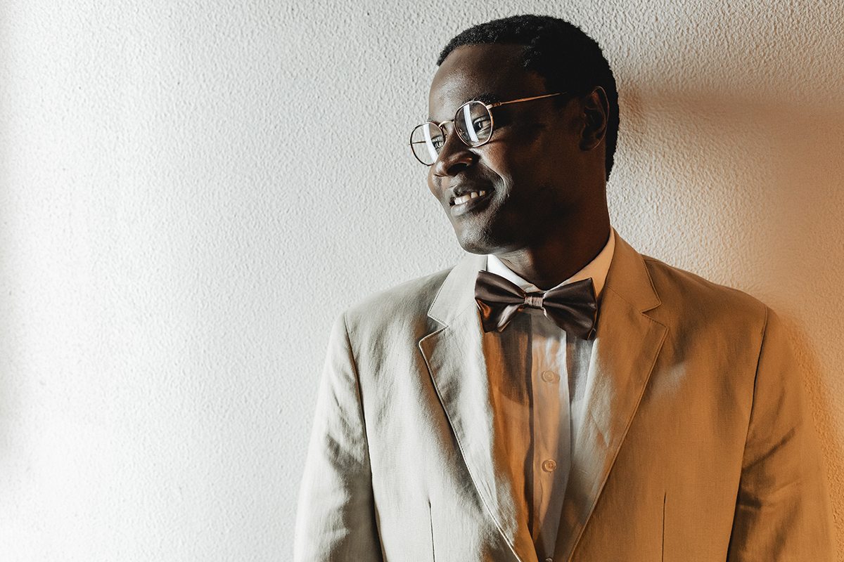 Com o rosto virado para a janela e a luz a desenhar-lhe os traços, Hélder exibe uma serenidade que marca o início de um novo capítulo.