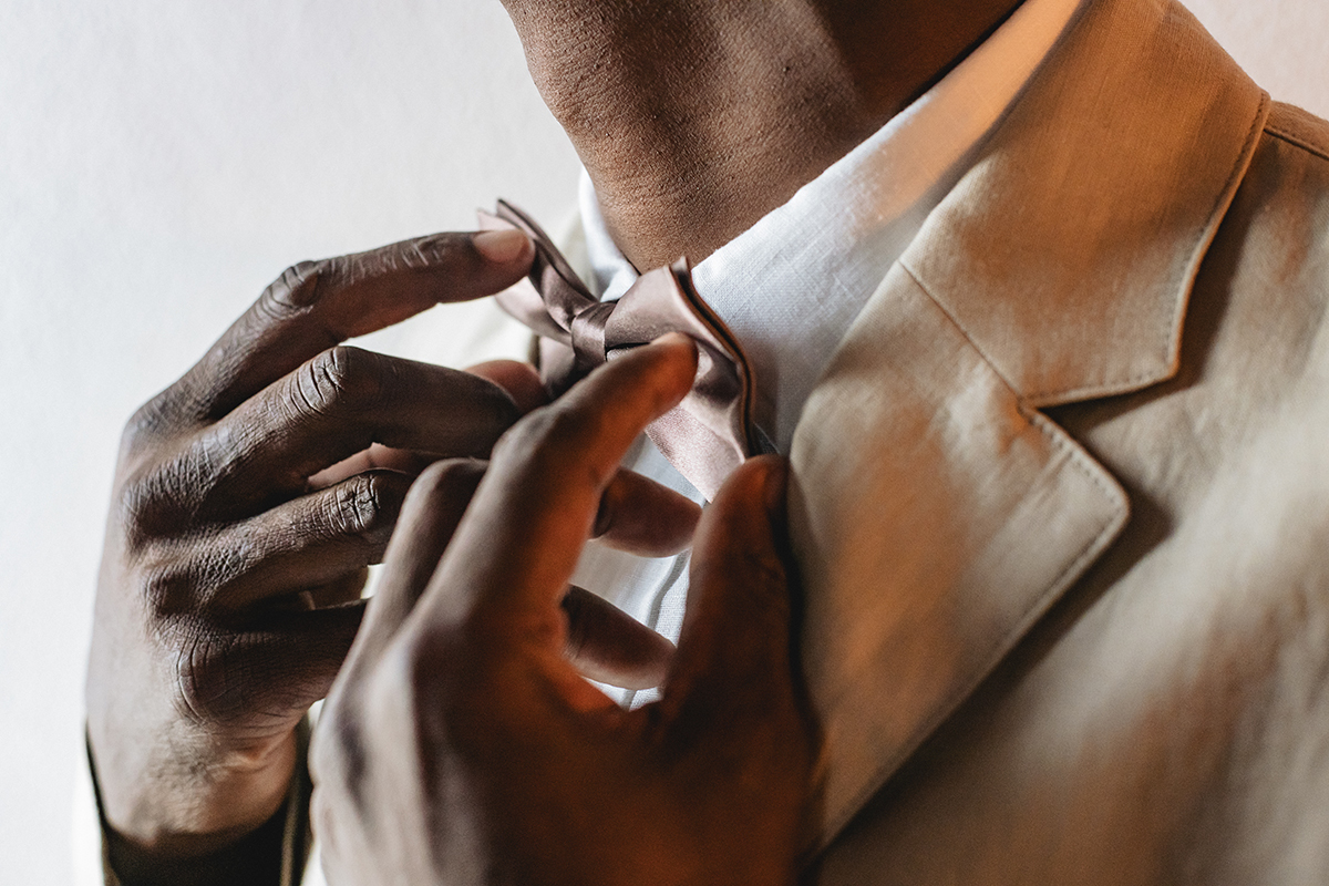 Com um gesto calmo, Hélder ajusta o laço, preparando-se para um dos dias mais especiais da sua vida.