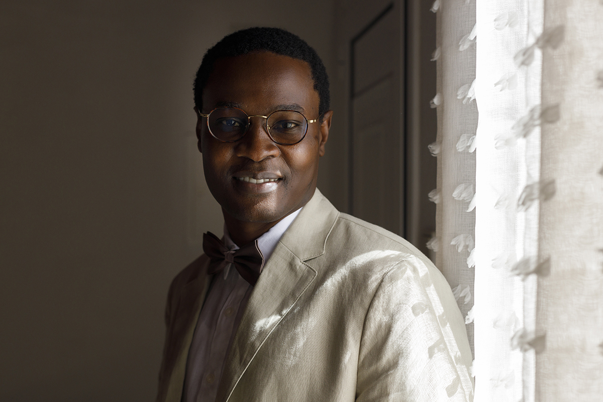 Um retrato simples mas impactante, onde o noivo é iluminado pela luz suave da janela, refletindo serenidade e emoção.