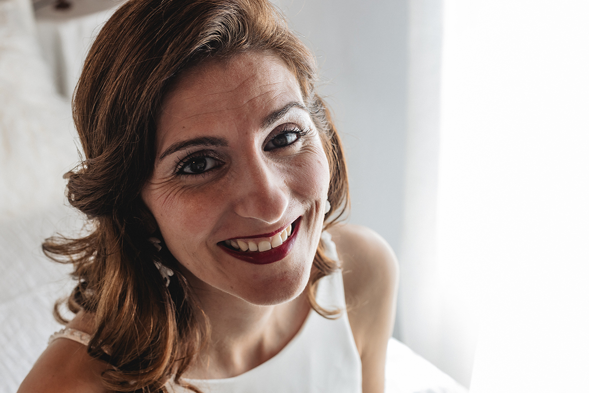 Um retrato aproximado do rosto de Ju, onde a luz e a expressão tranquila contam uma história de felicidade genuína. reportagem casamento Tondela