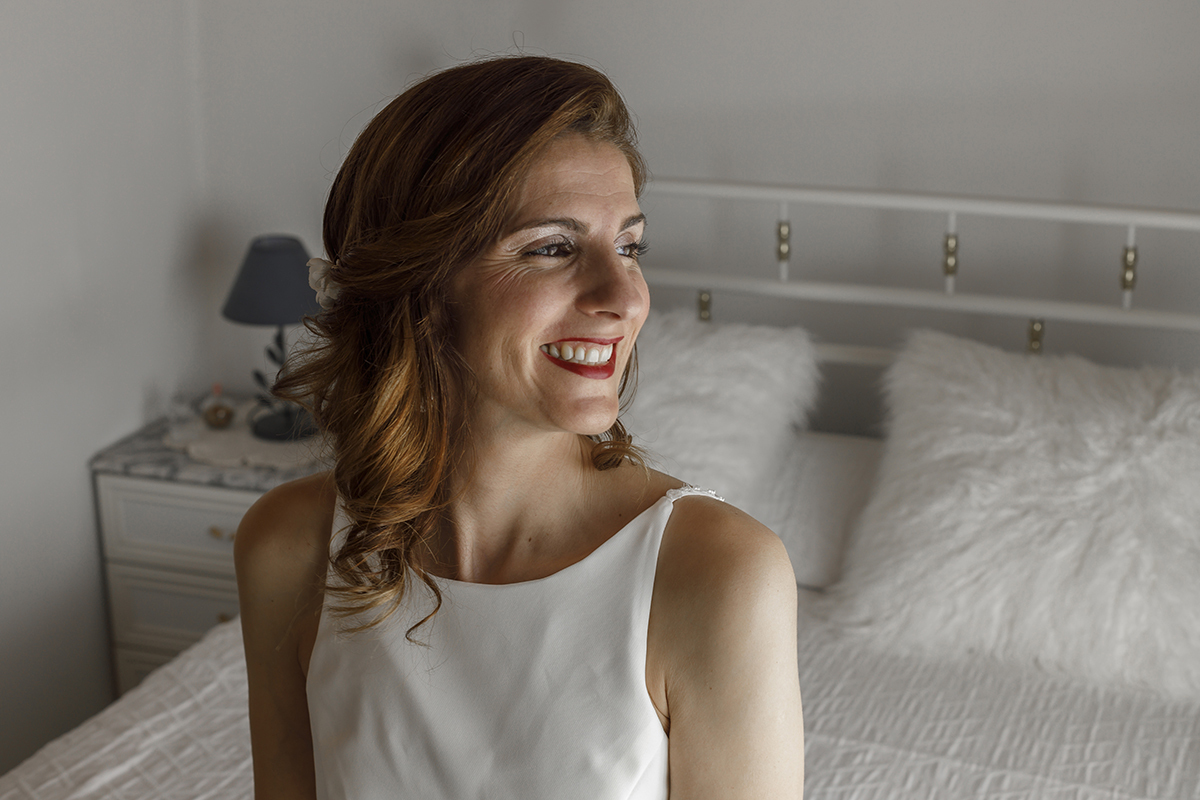 Ju, em close-up, sorri com ternura. A luz natural envolve-lhe o rosto, captando a doçura de um instante íntimo e inesquecível.