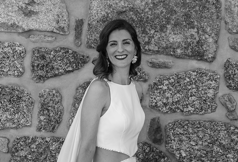 A preto e branco, Ju vira-se com um sorriso luminoso. O olhar sincero e espontâneo traduz a felicidade de quem está pronta para o altar.