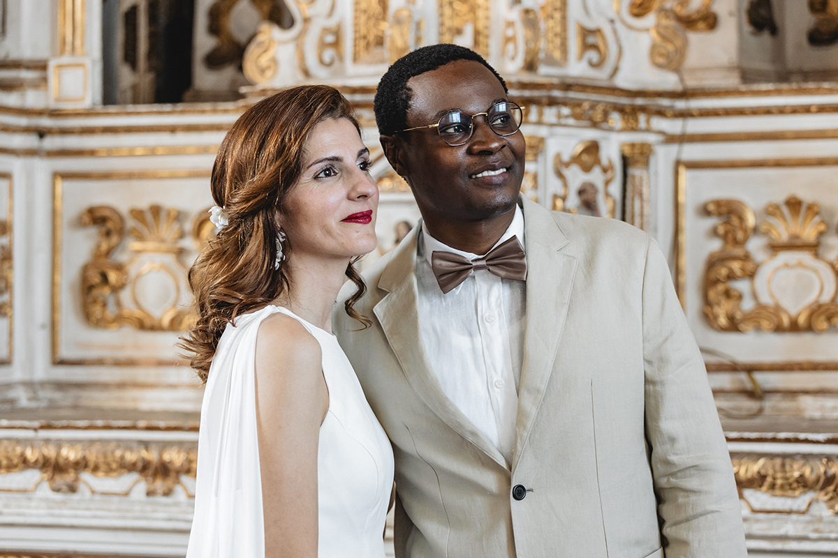 No altar, rodeados de carinho e atenção, os noivos trocam olhares e sorrisos. Um instante de união captado no coração da igreja.