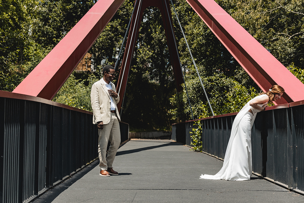 Na mesma ponte, Hélder observa Ju com atenção. Ela, serena, debruçada, baixa o olhar. Um contraste de movimentos que cria uma composição harmoniosa. Fotografos tondela