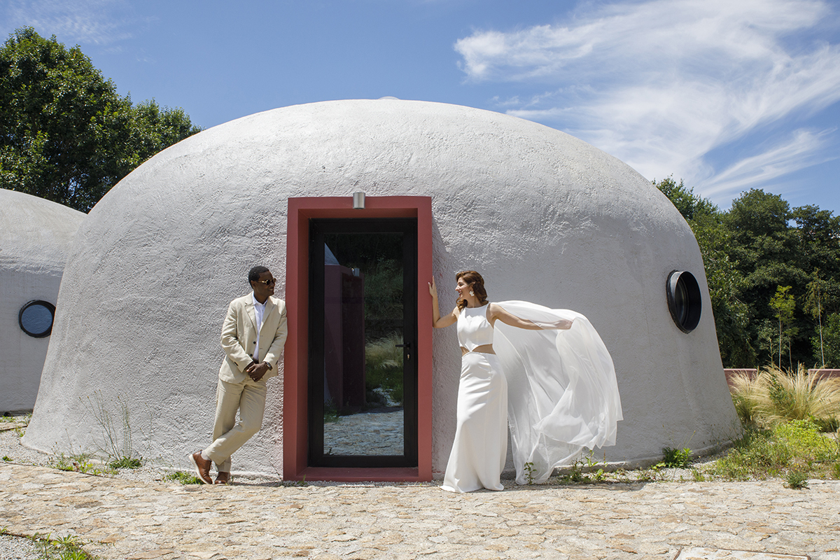 Nesta variação do mesmo cenário, Ju vira-se para o Hélder e sorri. O véu esvoaça ao vento, dando leveza à cena.