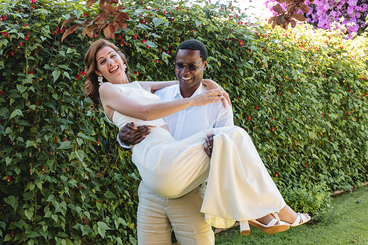 Num momento de pura alegria, Hélder segura Ju ao colo. Ela ri com espontaneidade, e juntos celebram o amor de forma leve e verdadeira.