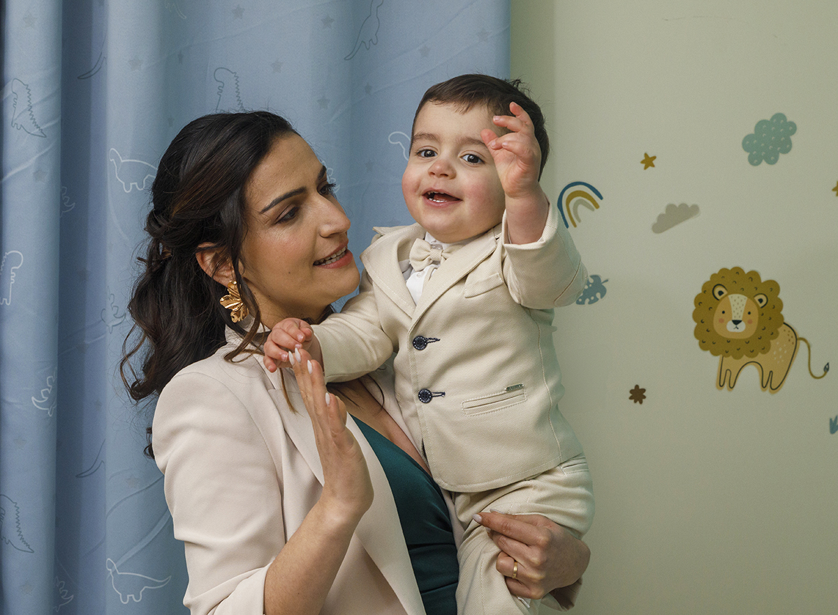A mãe levanta o filho com carinho, e ele responde com um sorriso que ilumina o momento. Um retrato da felicidade maternal, captado por Ricardo Coimbra, fotógrafo em Tondela e Viseu.