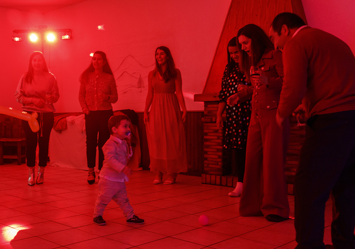 Cercado pelos convidados, Salvador dança no centro da roda com uma alegria contagiante. Era, sem dúvida, a estrela da festa.