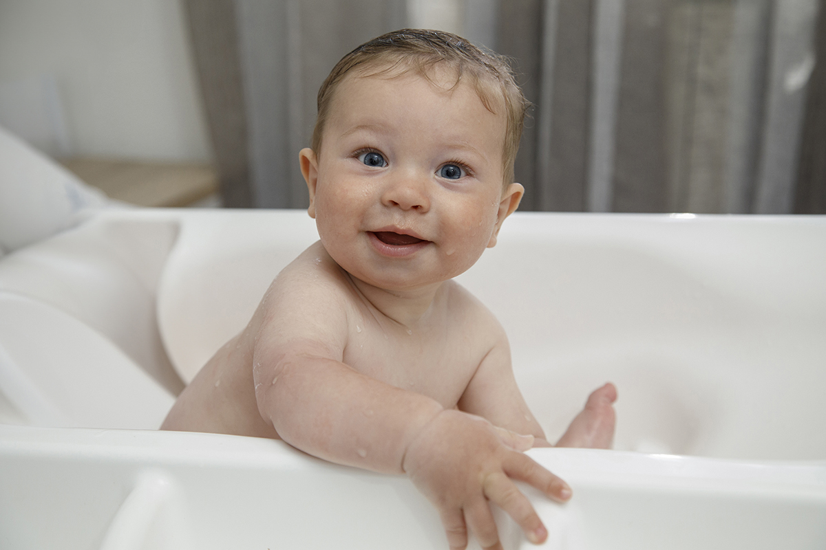 O pequeno Mário, na banheira, olha para a câmara com um olhar sério, mas com um sorriso adorável a escapar-lhe.