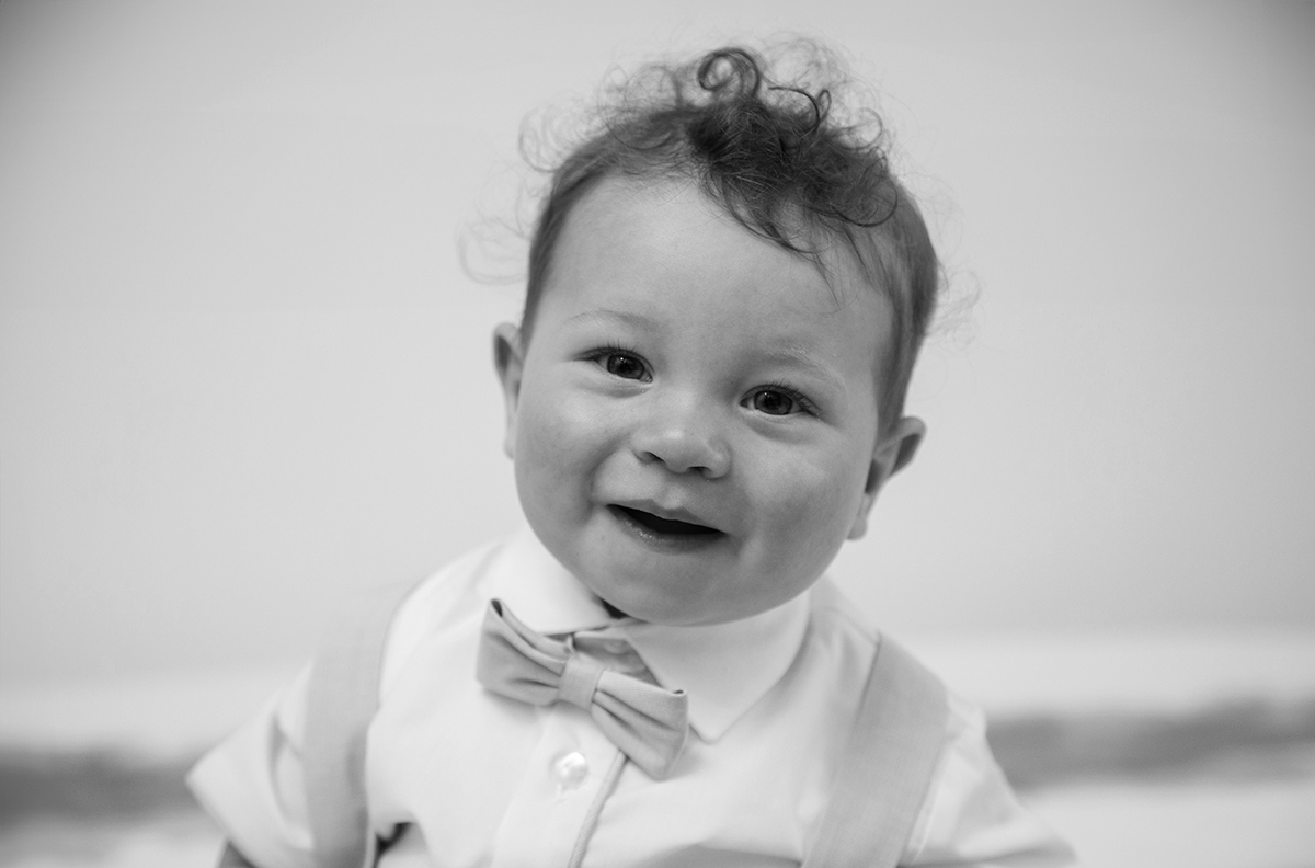 No olhar direto para a câmara, o pequeno Mário irradia uma felicidade pura, captada em preto e branco pela lente da Foto Coimbra.