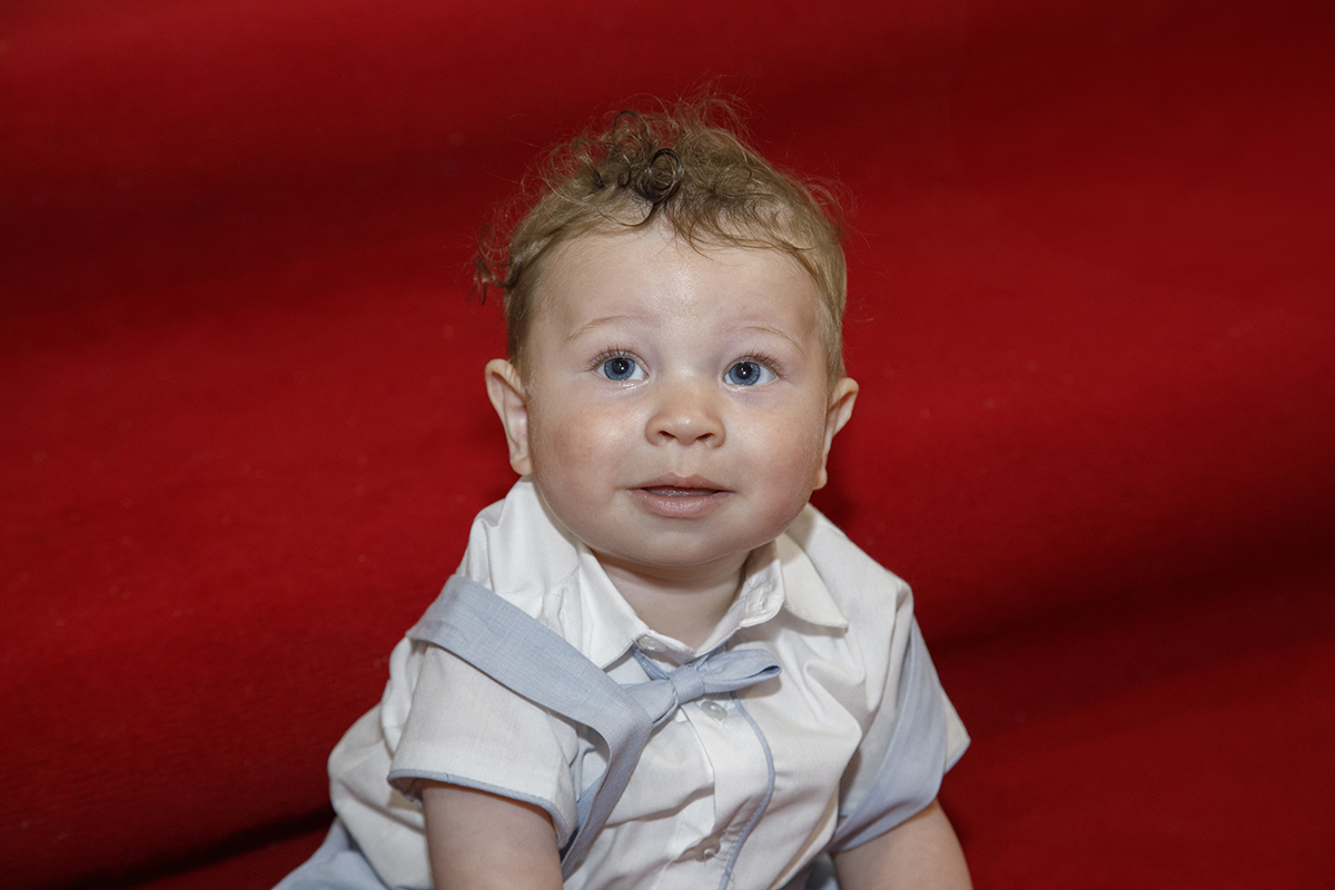 Num retrato próximo, o pequeno Mário brilha com o seu fato elegante, o olhar cheio de esperança e um sorriso leve que transmite felicidade.