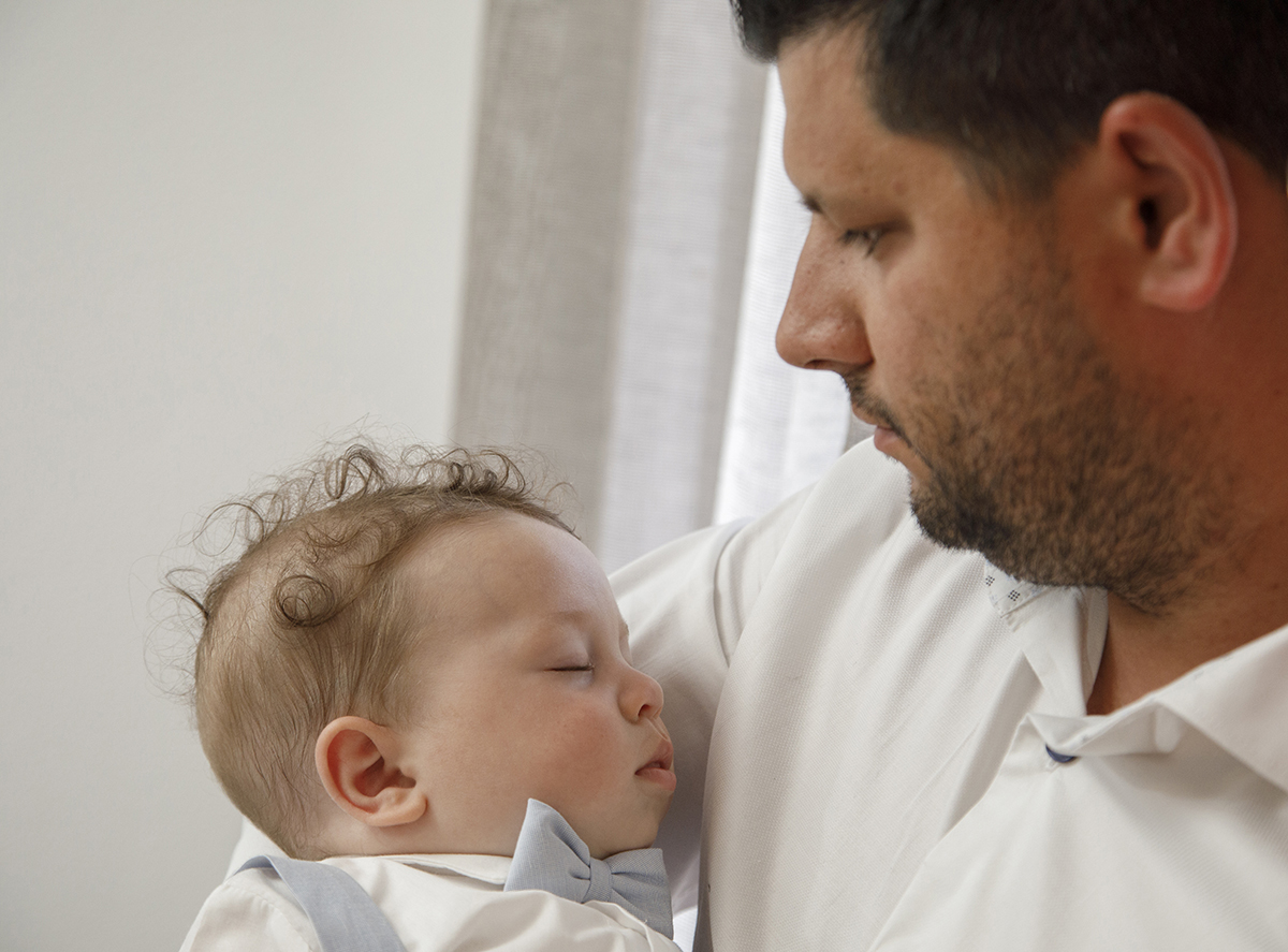 Num plano mais aproximado, o pai observa o filho adormecido com um olhar cheio de amor e calma, captando toda a ligação entre os dois.