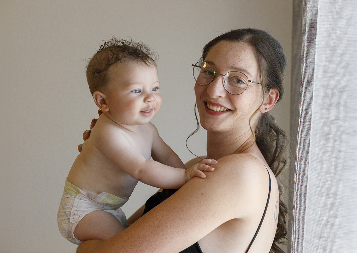 Mário sorri ao colo da mãe, voltado para a janela, onde a luz do sol ilumina o seu rosto e revela os seus bonitos olhos azuis. A mãe, com o olhar voltado para a câmara, sorri com ternura.