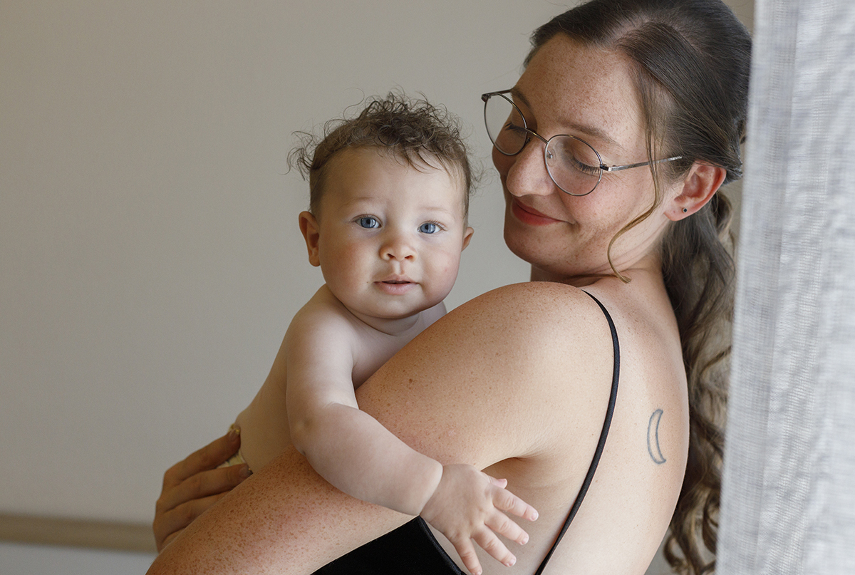 Ao colo da mãe, Mário olha diretamente para a câmara, com um ar calmo e feliz. A mãe devolve-lhe o sorriso, olhando para ele com doçura.
