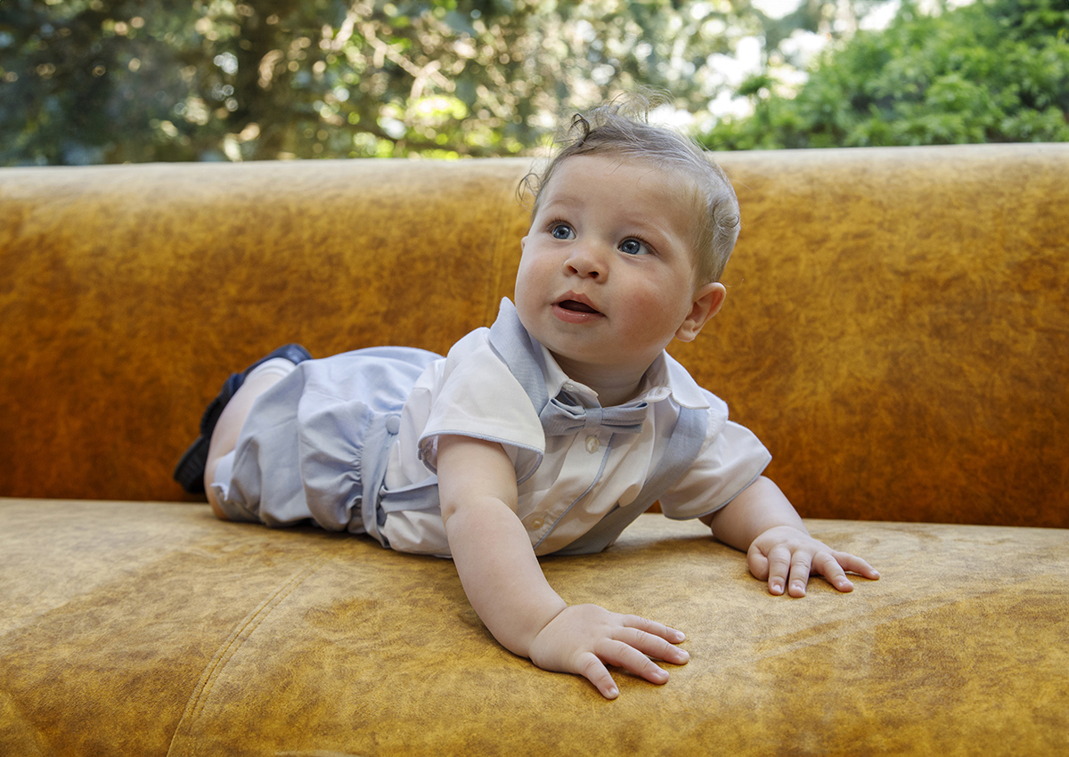 Deitado no sofá, Mário observa algo com toda a atenção, os olhos curiosos e o sorriso tranquilo revelam o seu encanto pelo momento.