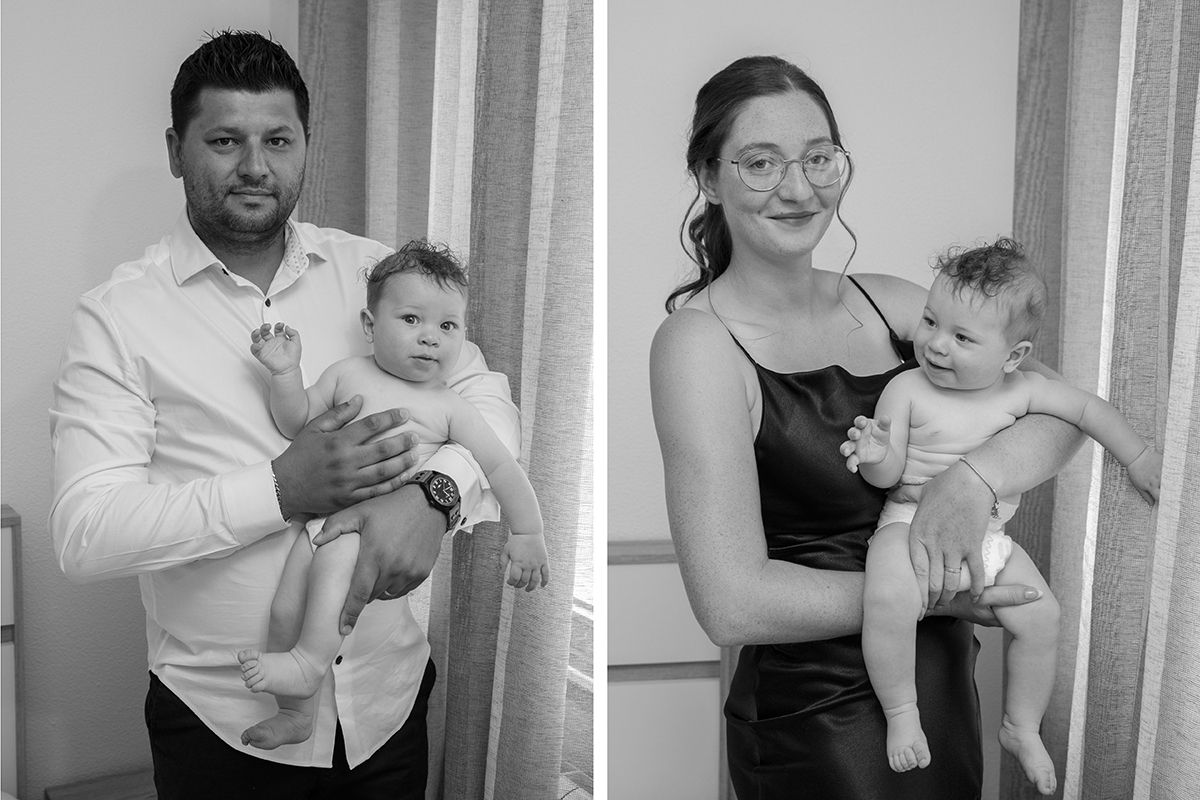 Duas fotografias a preto e branco, lado a lado. Na primeira, o pai segura o filho ao colo, num momento calmo e sorridente. Na segunda, é a mãe quem o segura, e o pequeno mostra-se mais sorridente e cheio de energia.