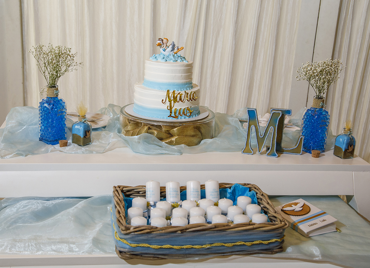 Na mesa decorada com amor, o destaque vai para o bolo ao centro, uma caixinha delicada à frente e um grande “M” que celebra o nome de Mário.