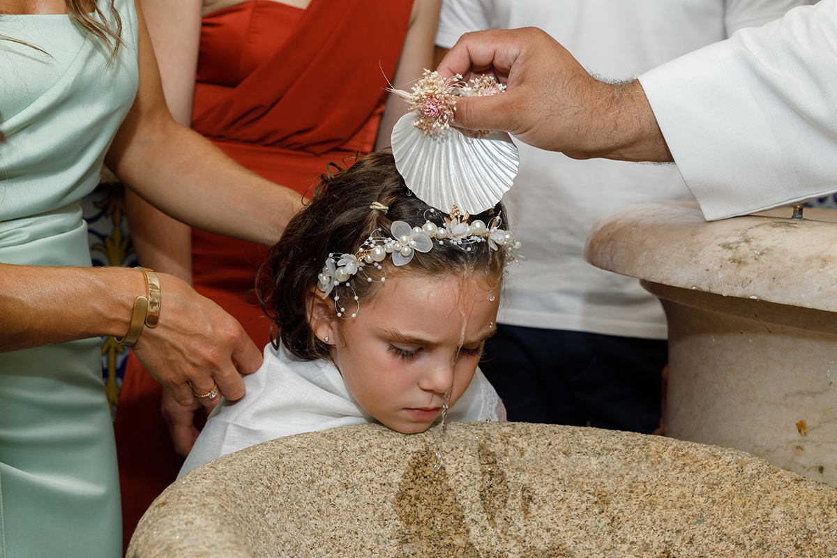 Com o queixo apoiado na Pia Batismal, Iris observa a Água Benta a cair sobre si, num instante de reflexão e fé.