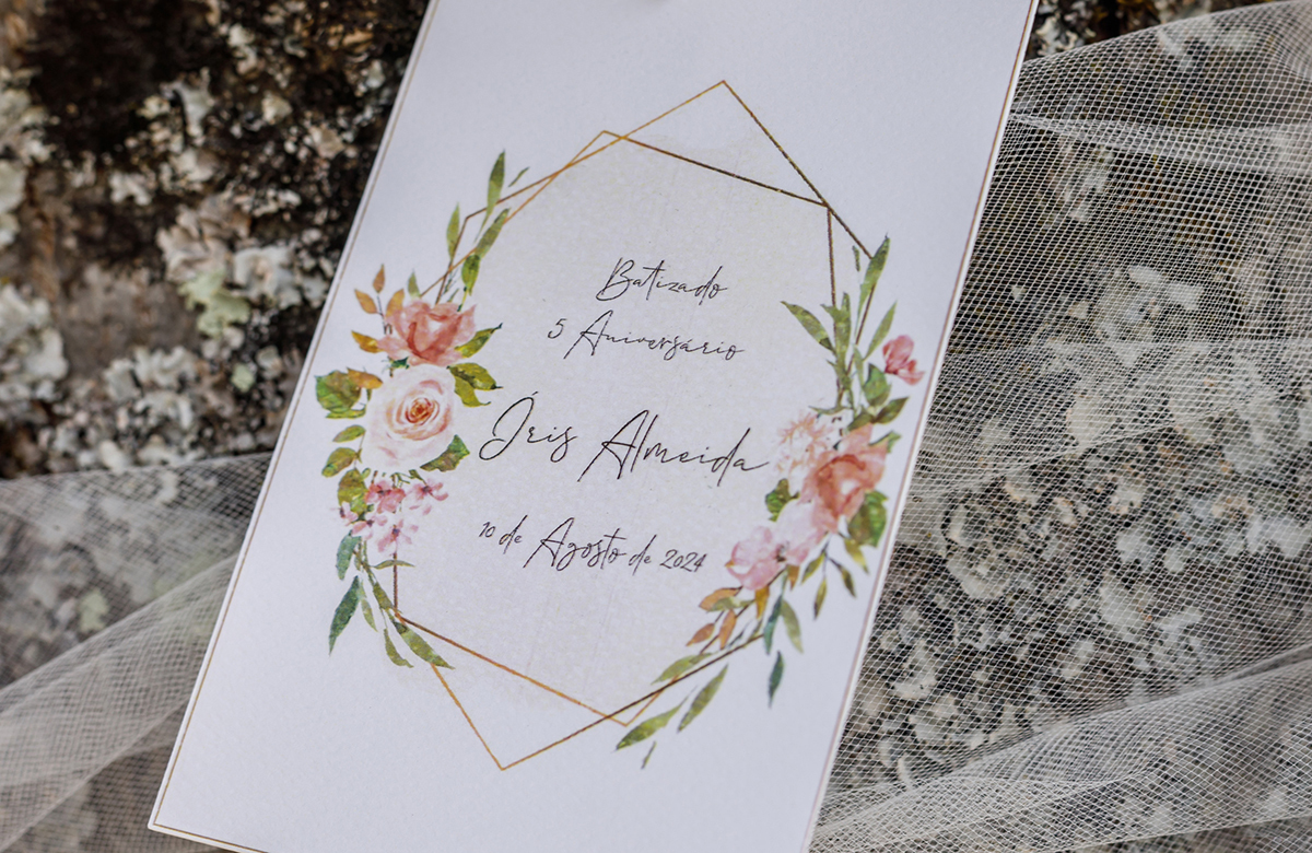 Pormenor encantador da decoração no restaurante Kalquer Koisa, onde cada detalhe celebra o batizado da pequena Iris.