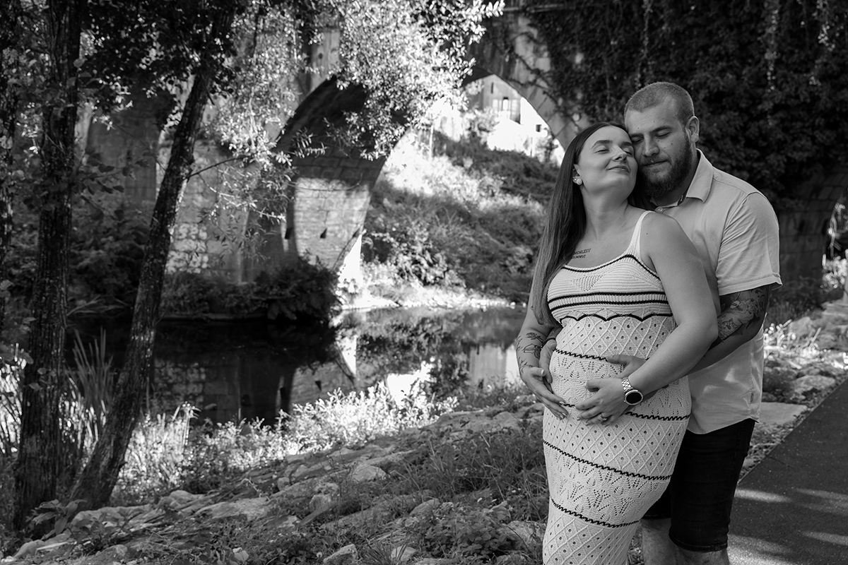 Momento a dois captado em preto e branco