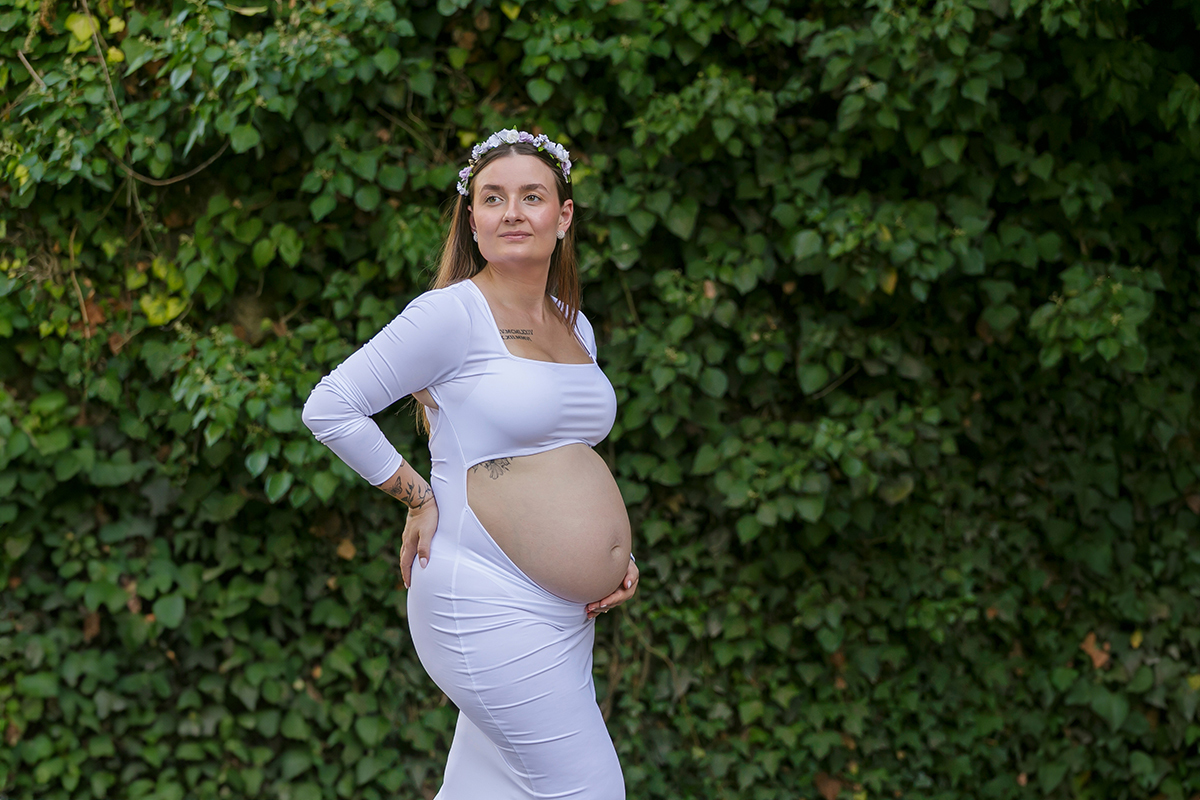 fotografia de maternidade a futura mãe sorri ao imaginar o futuro.