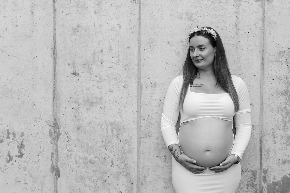 A Preto e Branco,  destaca-se a força tranquila de quem carrega o amor no ventre.