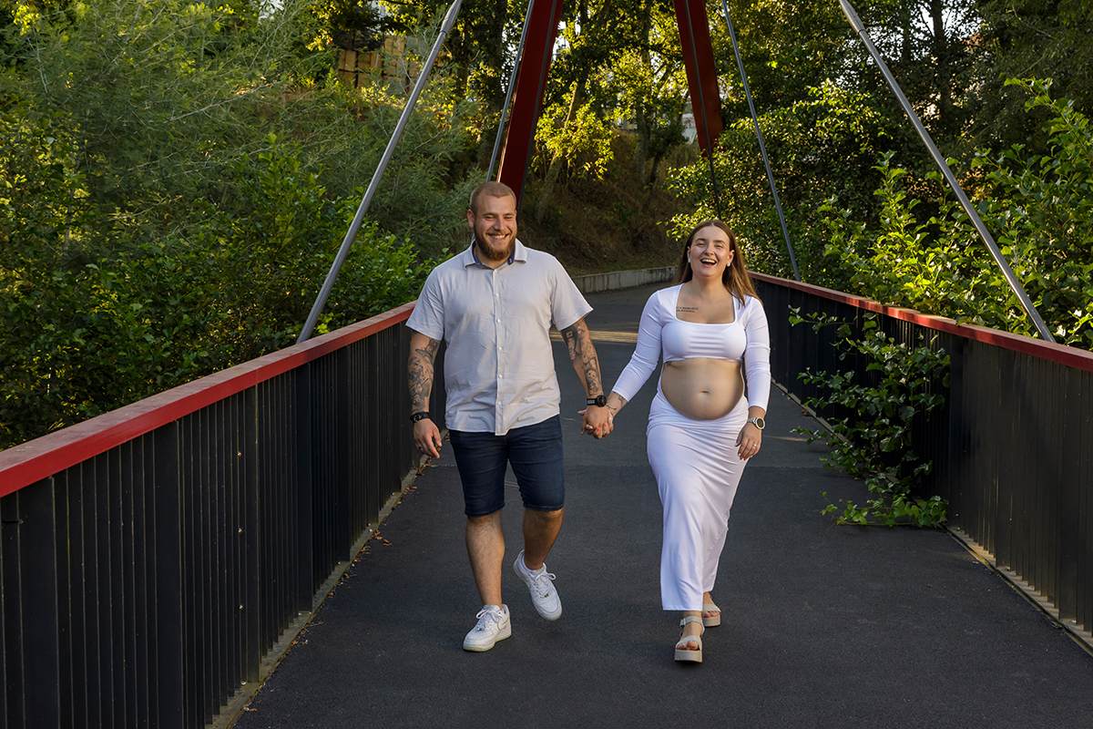 Entre árvores e ponte, caminham lado a lado para o novo capítulo sessão de gravidez em Tondela