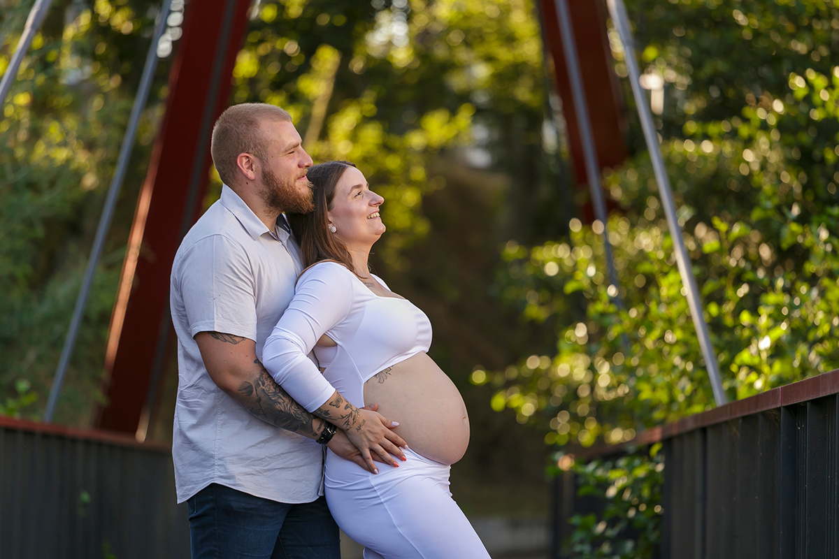 Sobre a ponte, os futuros pais olham para o horizonte. Fotografo Tondela e Viseu