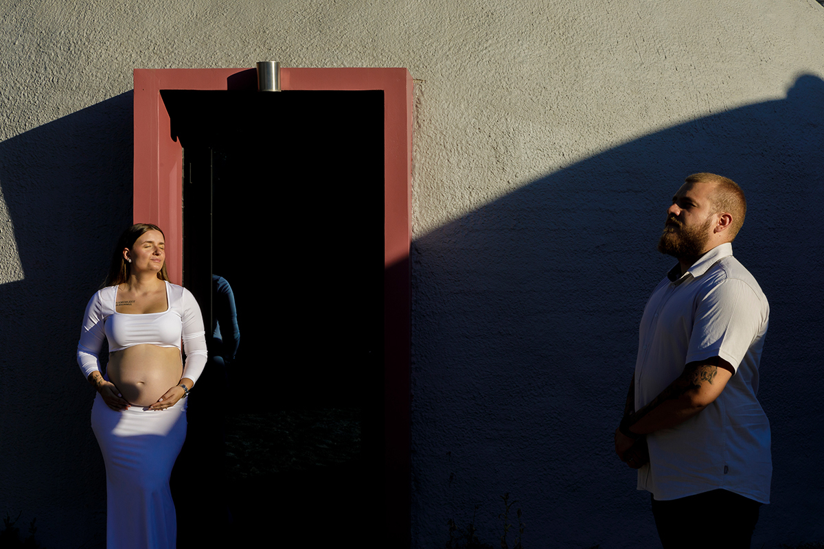 Num momento de silêncio e luz, cada um contempla à sua maneira o que aí vem.