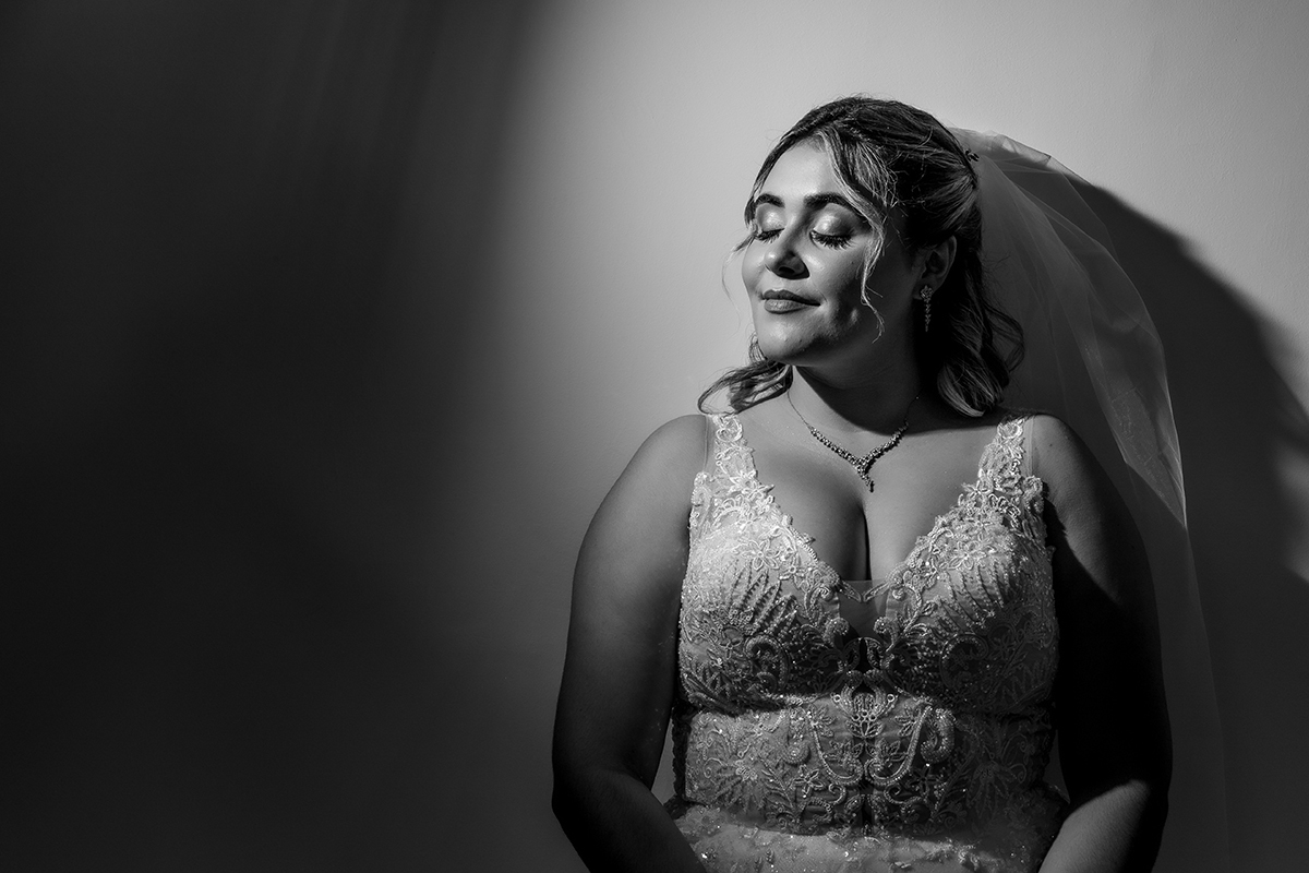 A Marcia em silhueta numa foto a preto e branco com uma pose elegante