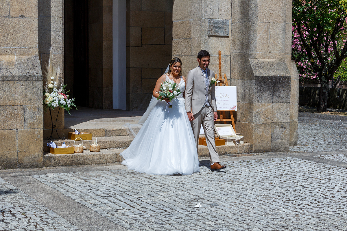 Casal de noivos a sair da igreja após a cerimónia, num momento cheio de emoção e beleza, captado por ricardo-coimbra-fotografo, especialista em fotografia de casamento em Tondela e Viseu – fotocoimbra.