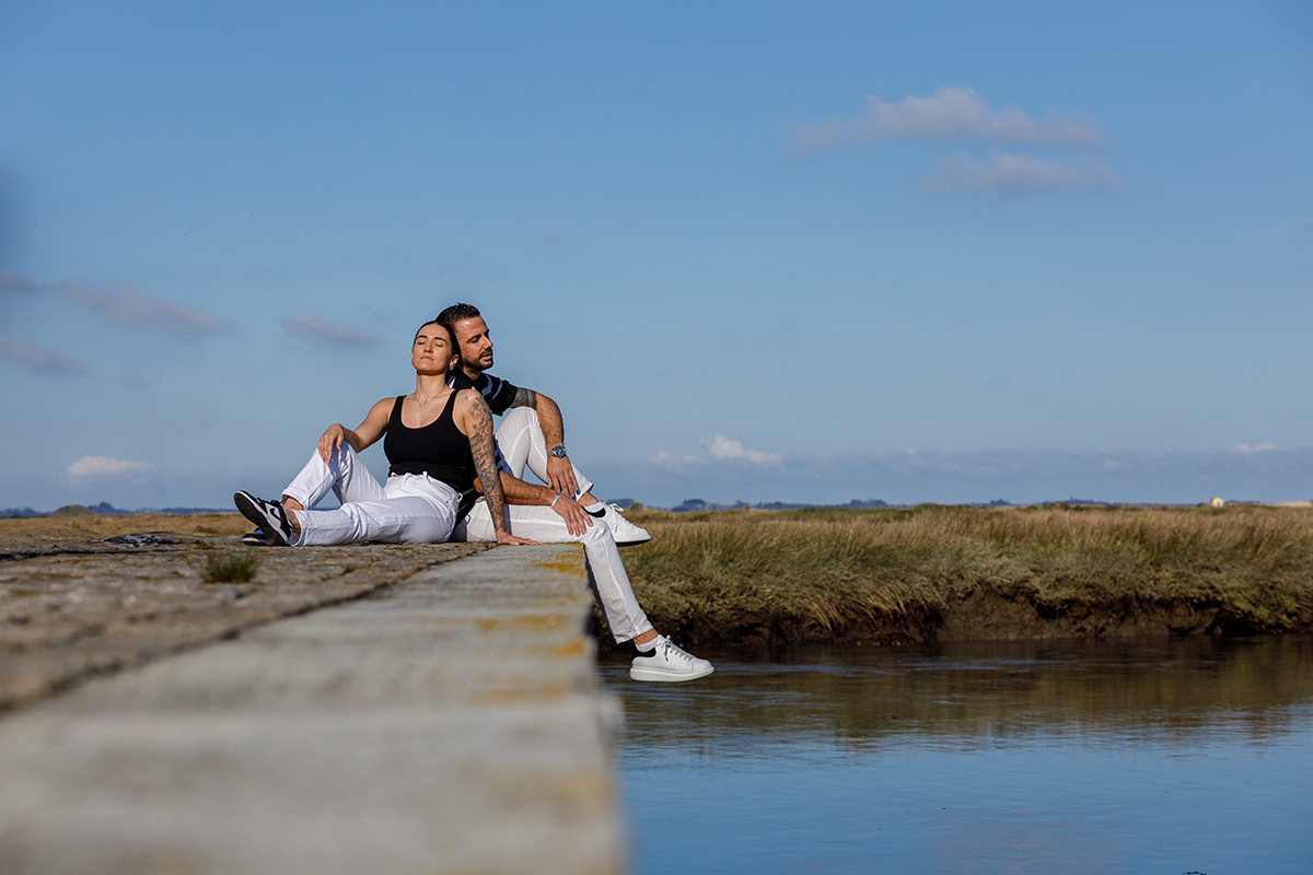 Noivos em momento de carinho rodeados pela vegetação típica da ria aveirense.