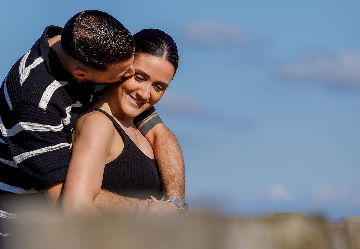 Noivos abraçados com a Ria de Aveiro em plano de fundo, fotografia de Ricardo Coimbra.