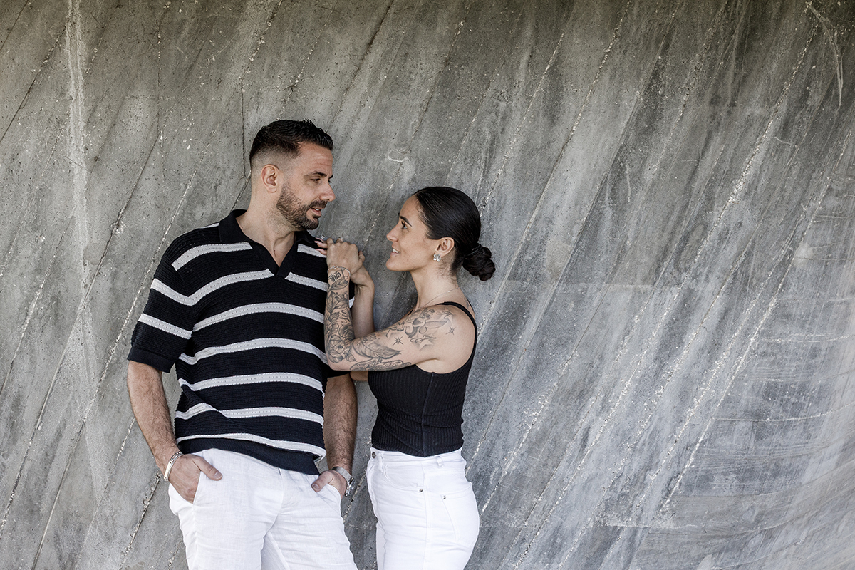 Vanessa a sorrir para Philippe nos passadiços de Aveiro, estilo fotográfico artístico.