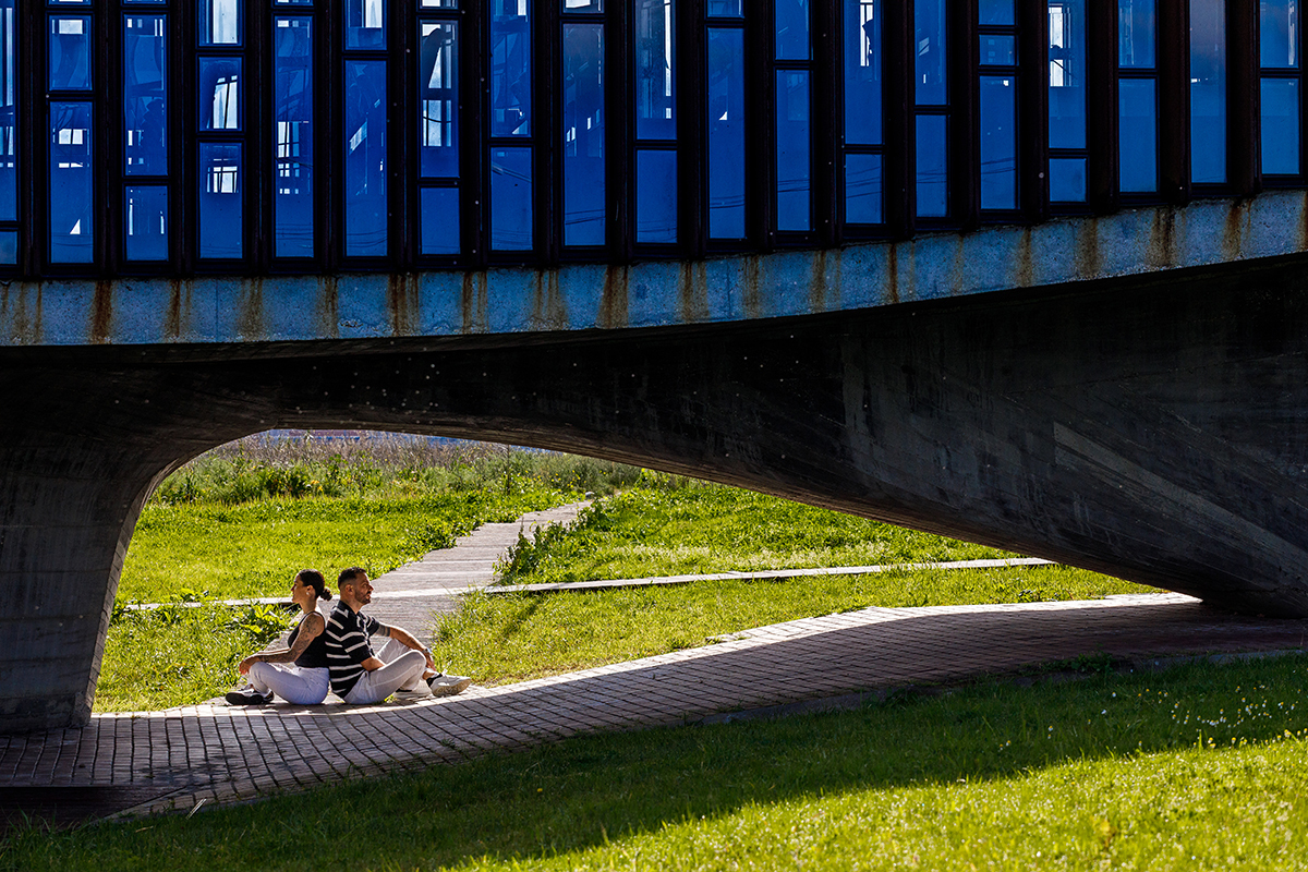 Contraste entre a arquitetura moderna de Aveiro e o romantismo de Vanessa e Philippe.