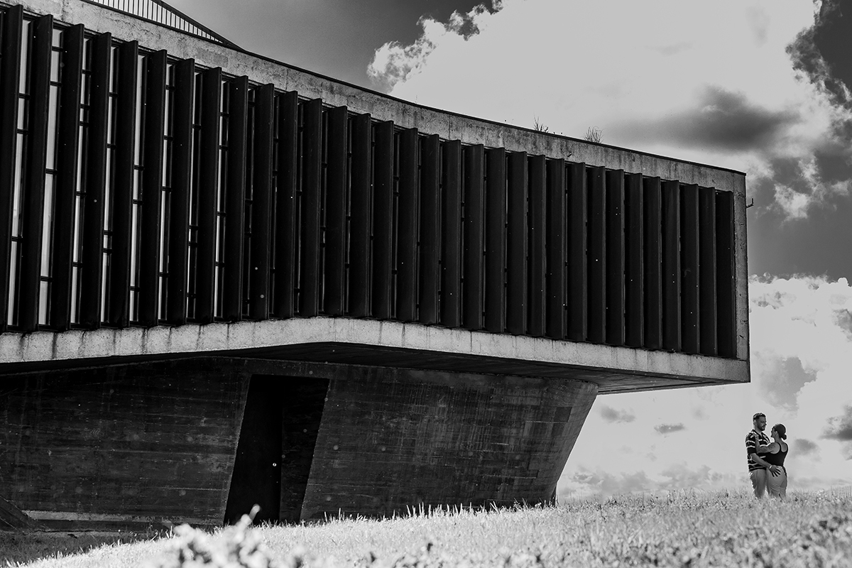 Sessão de solteiros com estética urbana e contemporânea junto aos edifícios modernos de Aveiro.