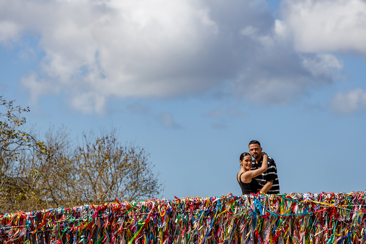 Casal observa o movimento dos barcos no canal central de Aveiro durante a sessão.
