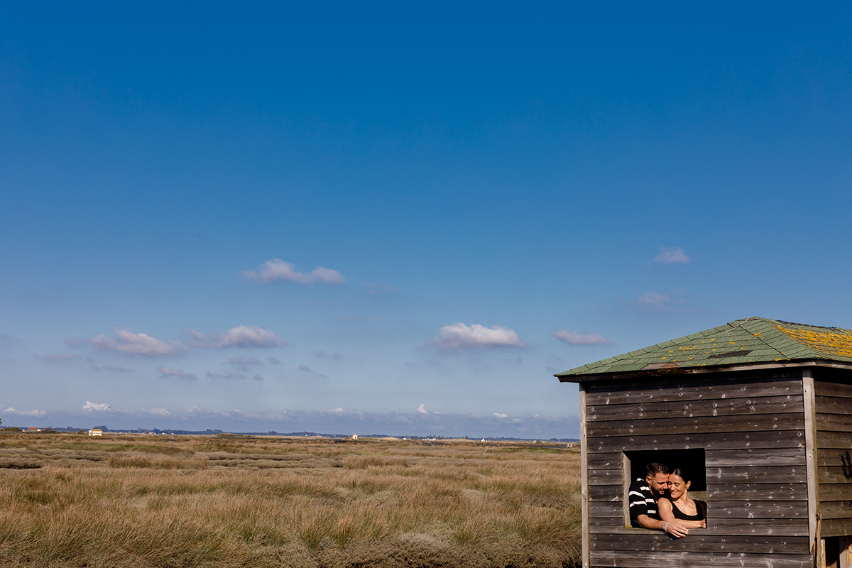 Plano aberto da paisagem da Ria de Aveiro com casal de solteiros em destaque.
