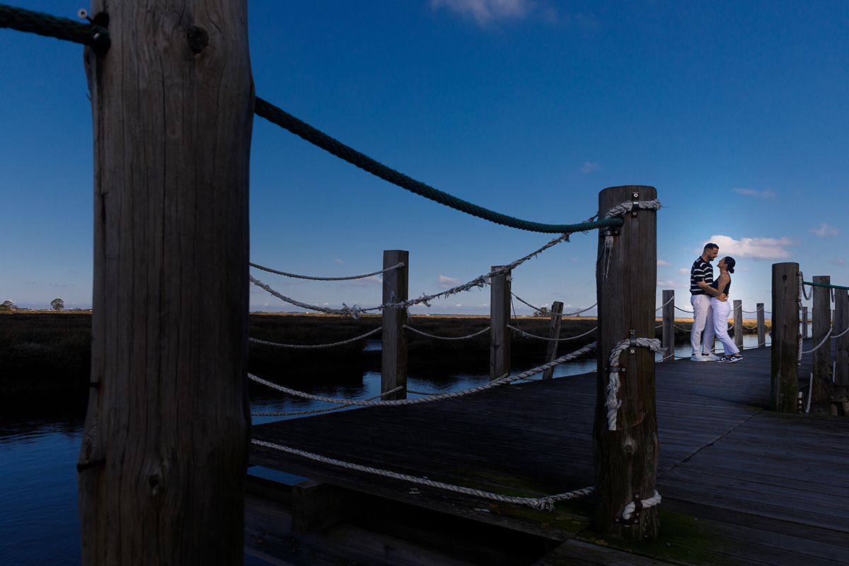 Retrato romântico do casal Vanessa e Philippe na serenidade dos passadiços da ria.