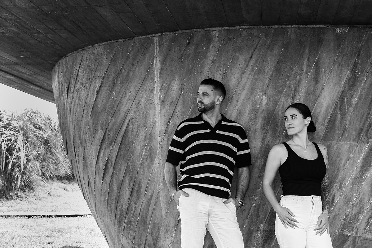 Retrato de casal com fundo neutro e moderno, destacando a elegância da Vanessa e do Philippe.