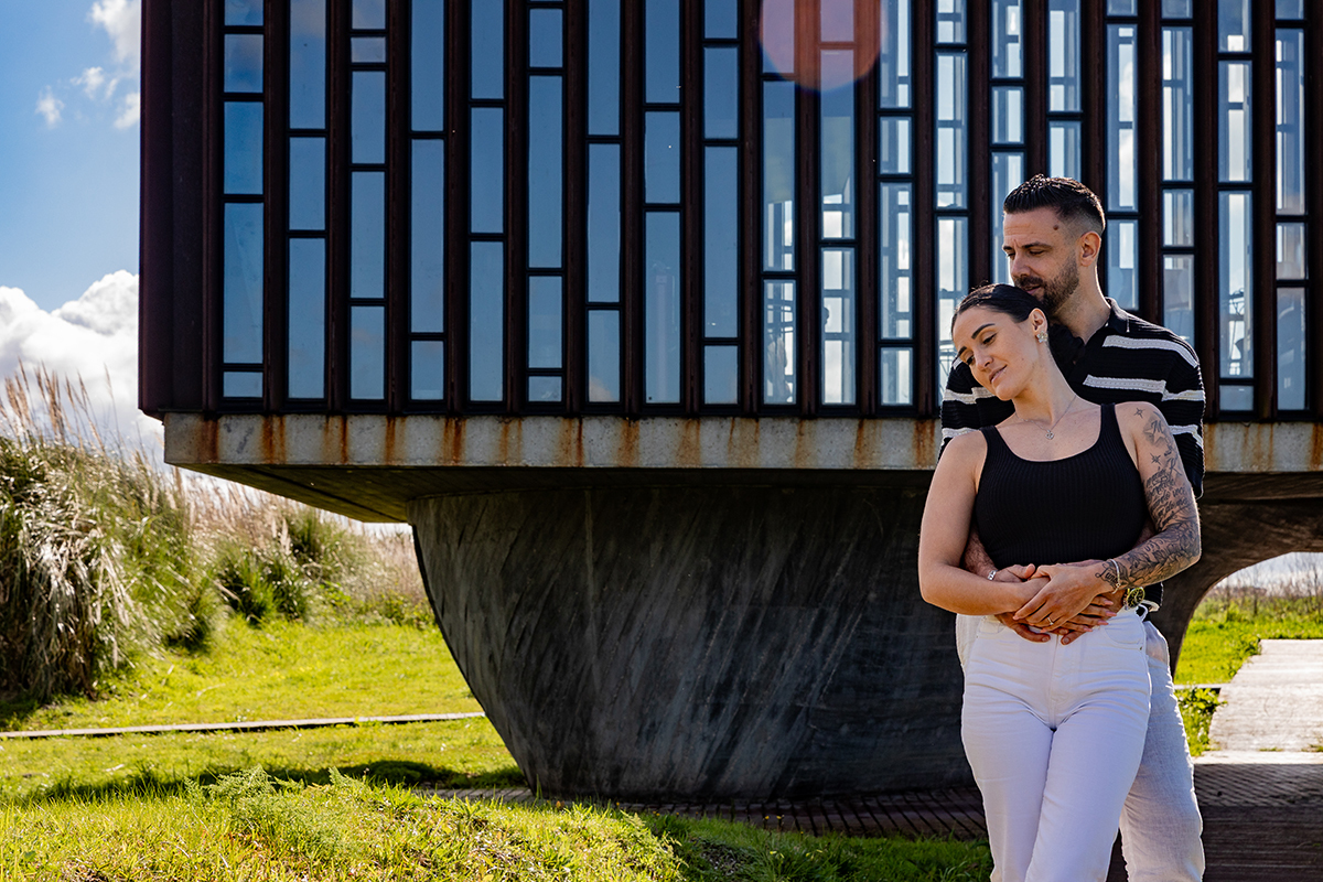 Composição fotográfica centrada nas linhas arquitetónicas e na conexão dos noivos.