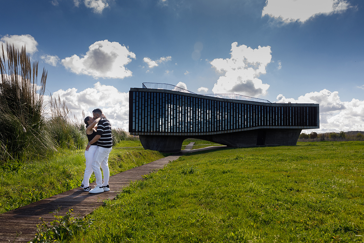 O lado vanguardista de Aveiro servindo de cenário para a sessão pré-casamento.